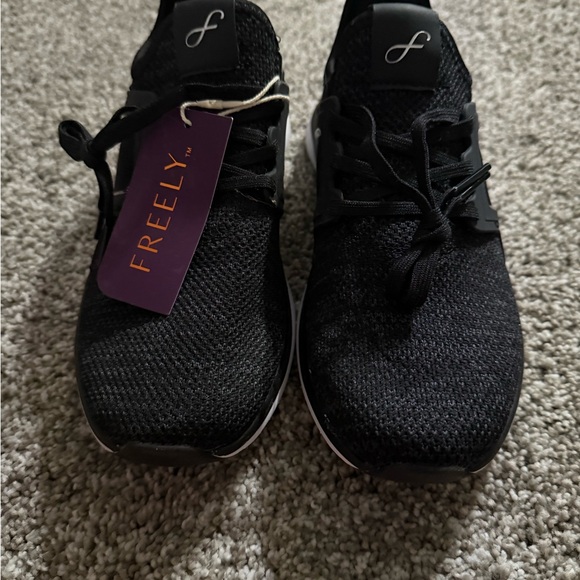 Freely Women's Black Sneakers, size 7, new - Picture 4 of 5